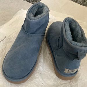 Ugg short mini boot blue size 8 nwot